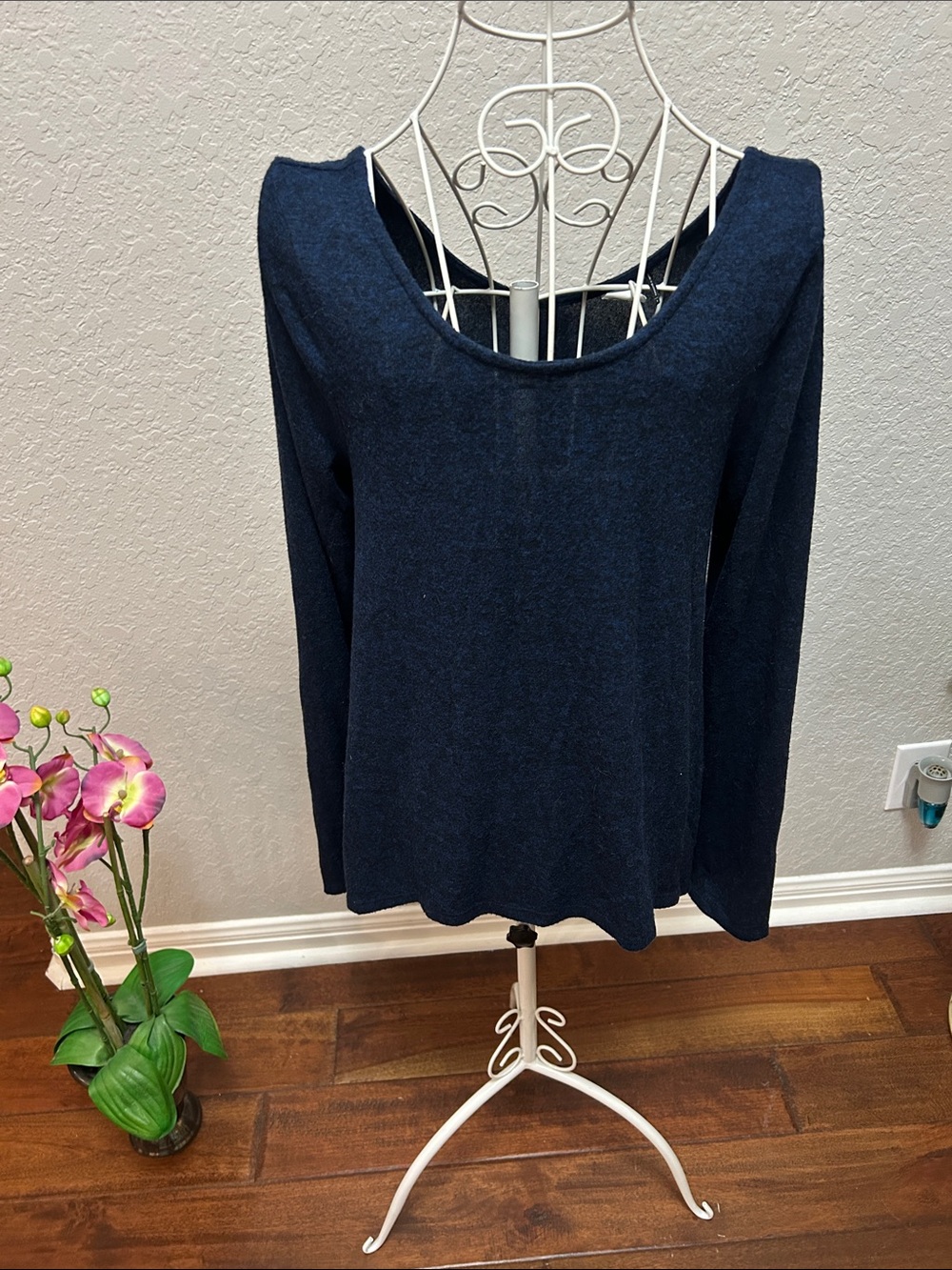 Women’s Navy Long-Sleeve Scoop Neck sweater top by Antropologie